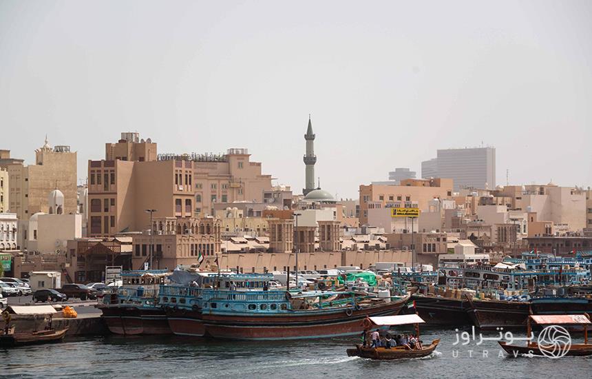 منطقه «دیره» دبی که شامل رودخانه و قایق‌های سنتی «عبره» شناور در آن است.